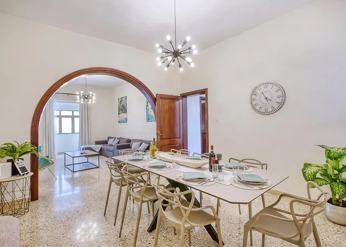 Spacious Traditional 3 Bedroom House With Yard Jbar1-1