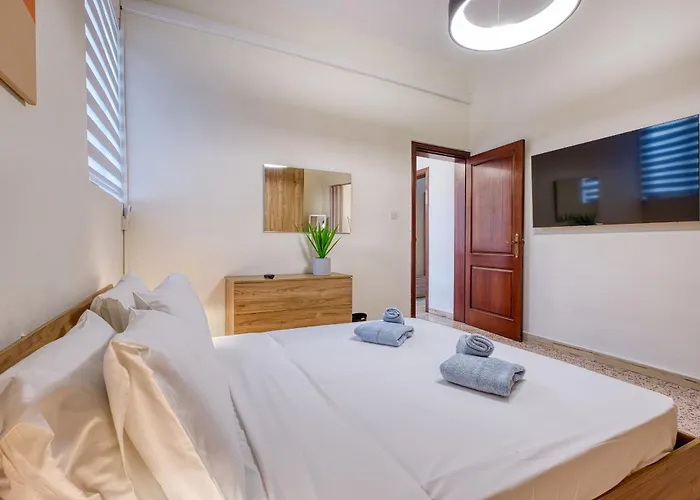 Spacious Traditional 3 Bedroom House With Yard Jbar1-1