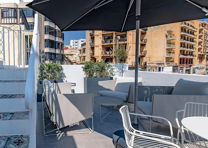 7Br 7 En-suite seafront house jacuzzi